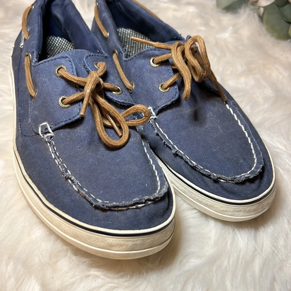 Columbia mens boat
